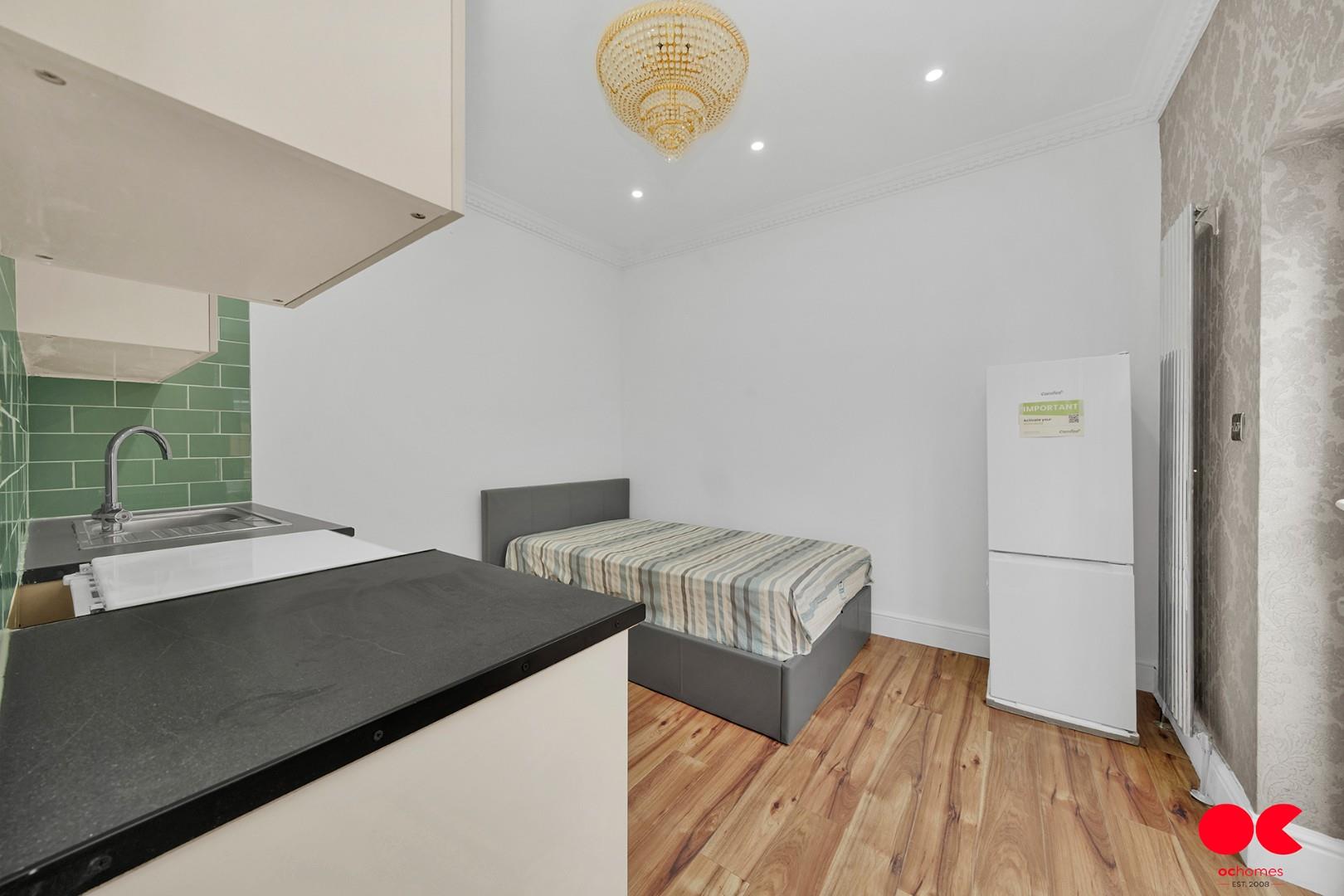 Studio flat to rent in Wych Elm Road, Hornchurch  - Property Image 8