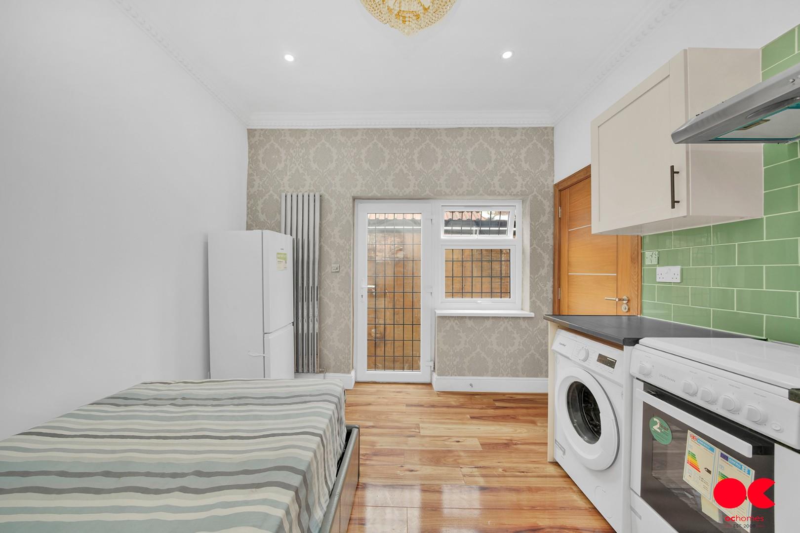 Studio flat to rent in Wych Elm Road, Hornchurch  - Property Image 2