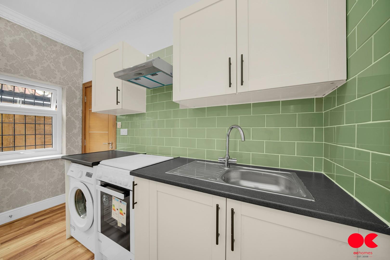 Studio flat to rent in Wych Elm Road, Hornchurch  - Property Image 4