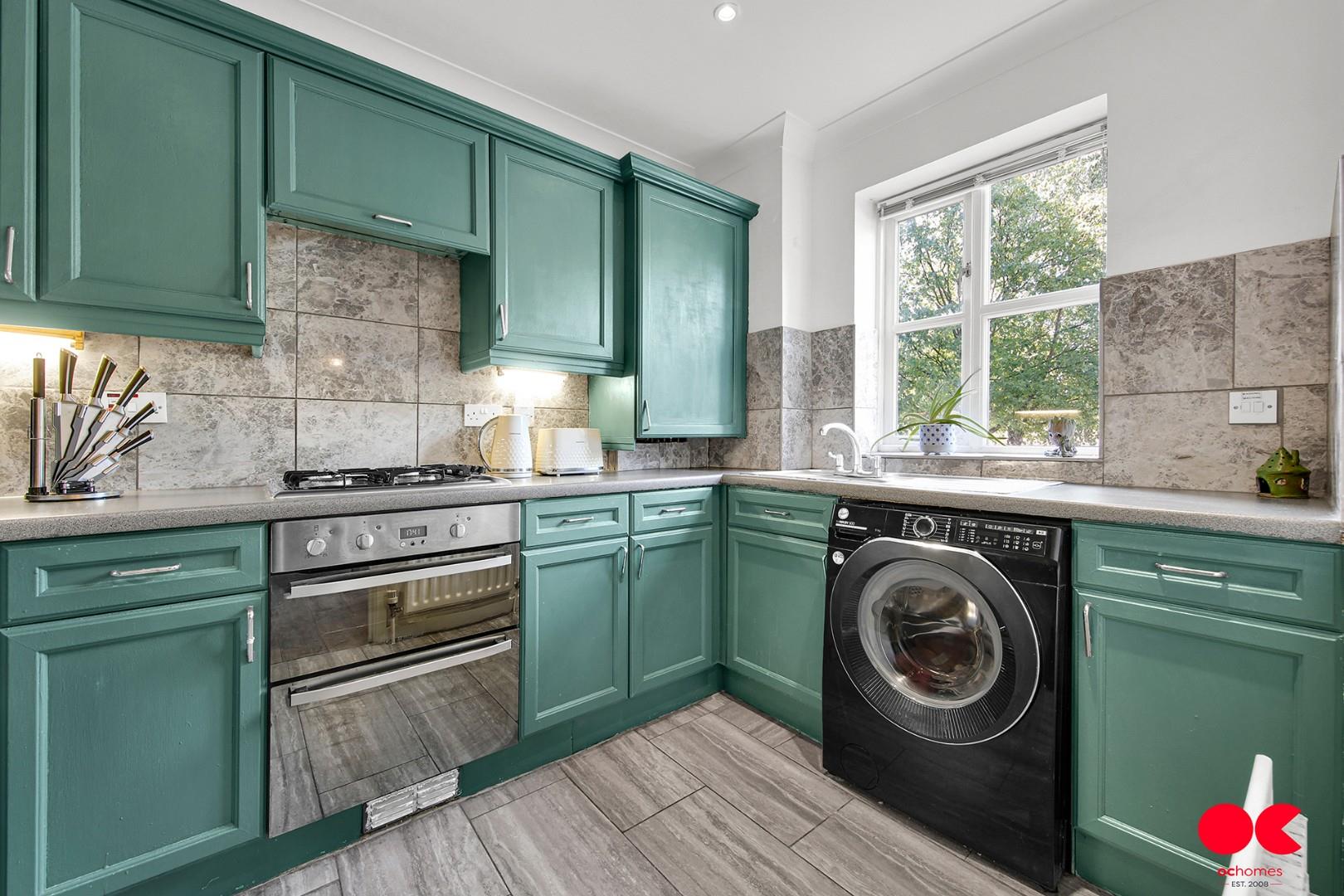 2 bed flat for sale in Monkwood Close, Romford  - Property Image 3