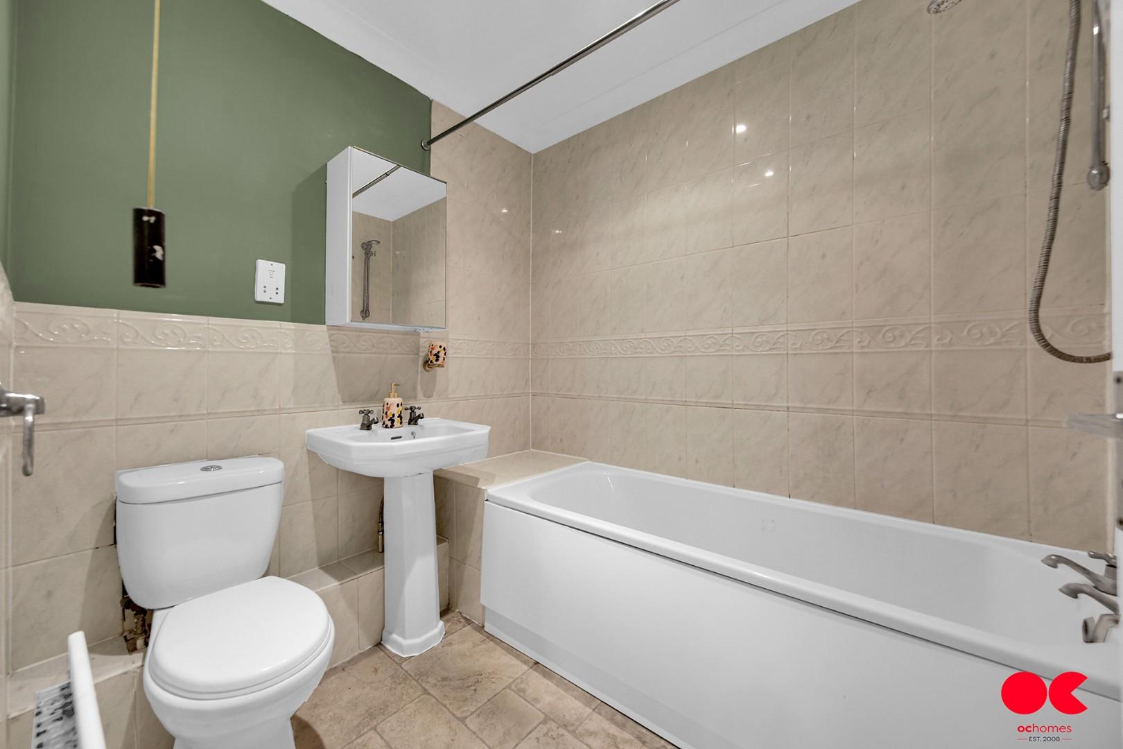 2 bed flat for sale in Monkwood Close, Romford  - Property Image 6