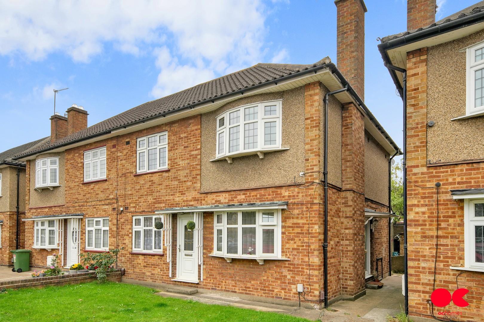 2 bed maisonette for sale in Station Road, Gidea Park