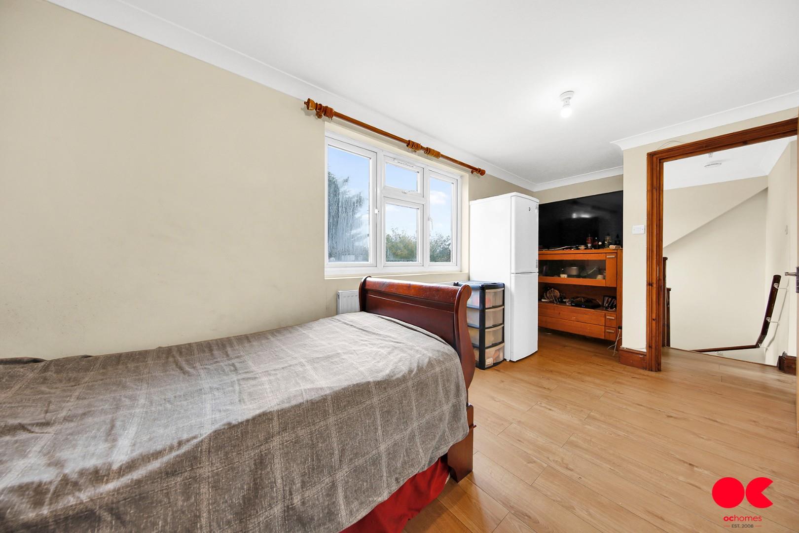 5 bed semi-detached bungalow for sale in Belmont Road, Hornchurch  - Property Image 10