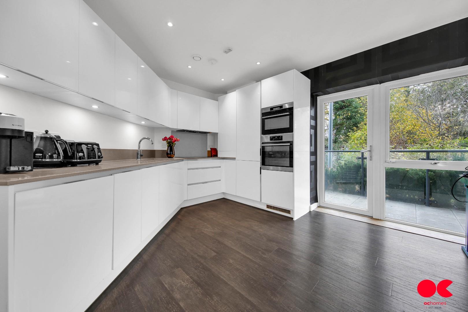 3 bed flat for sale in Jackdaw Close, Harold Wood  - Property Image 2