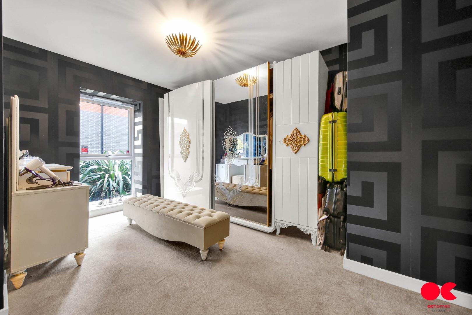 3 bed flat for sale in Jackdaw Close, Harold Wood - Property Image 1