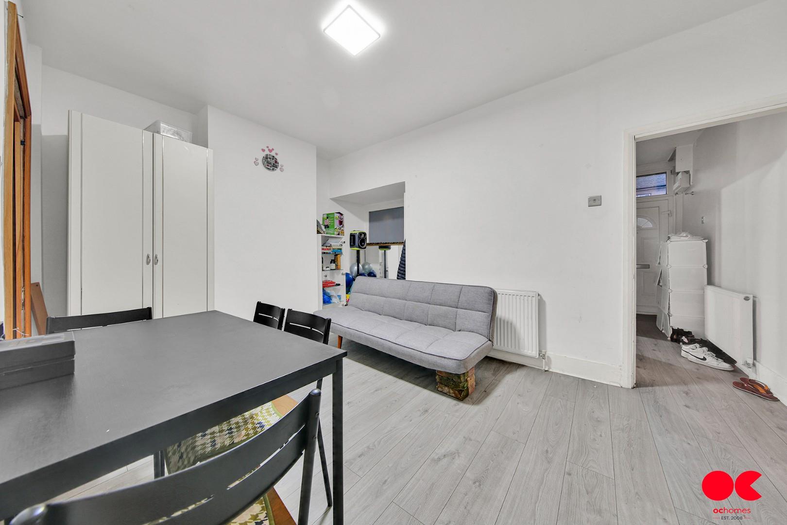 3 bed terraced house for sale in Roman Road, Ilford  - Property Image 9