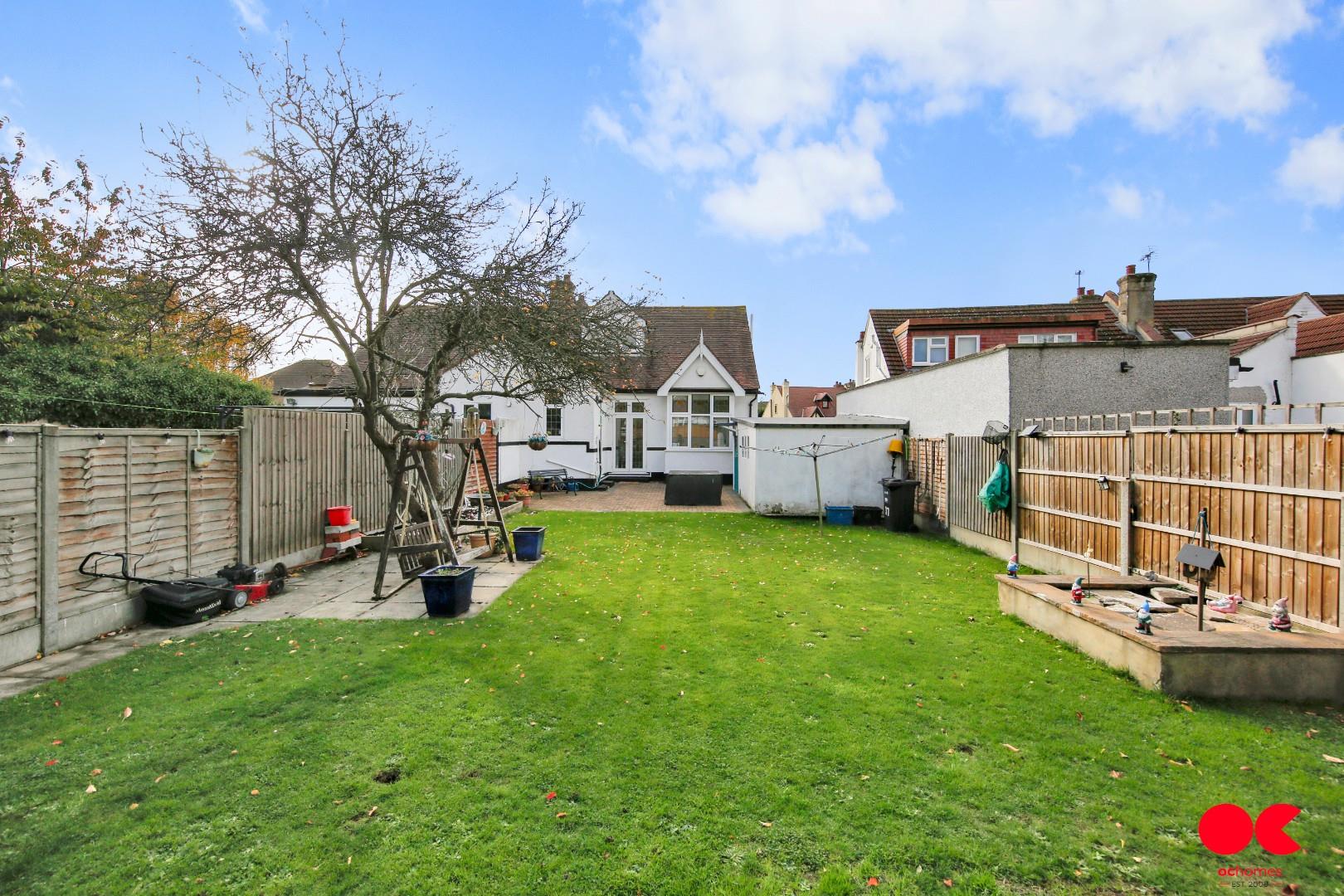 4 bed semi-detached bungalow for sale in Trenance Gardens, Seven Kings, Ilford  - Property Image 27