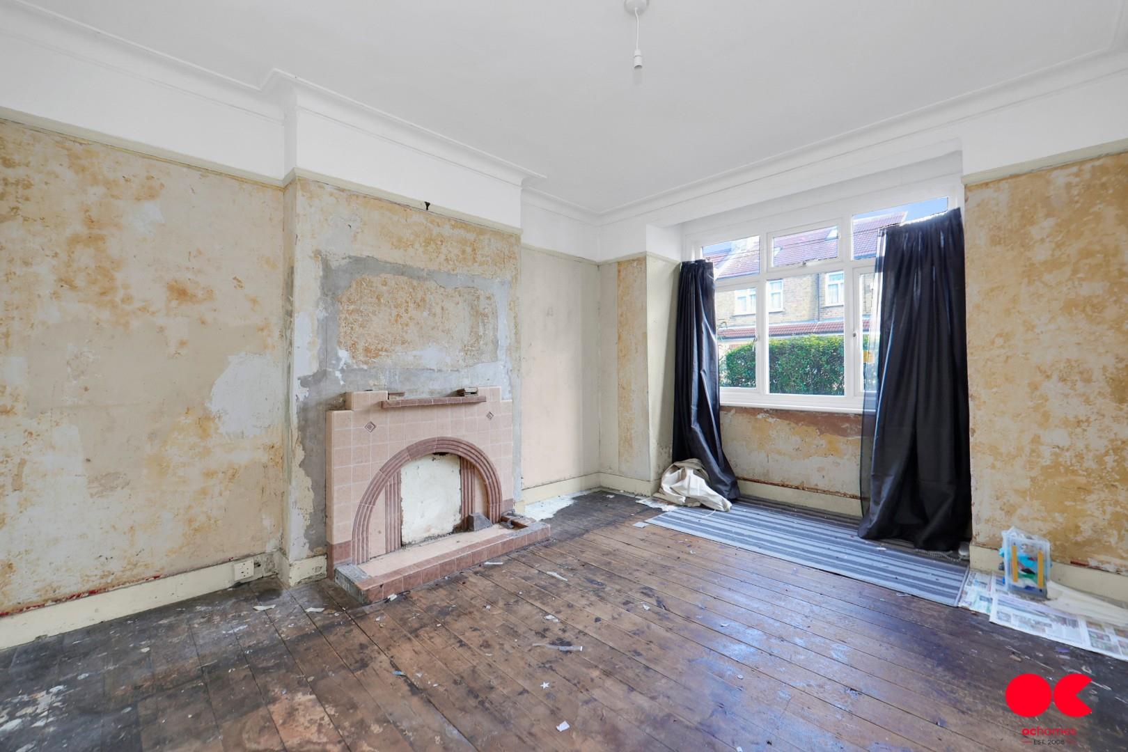 3 bed end of terrace house for sale in Wall End Road, East Ham  - Property Image 4