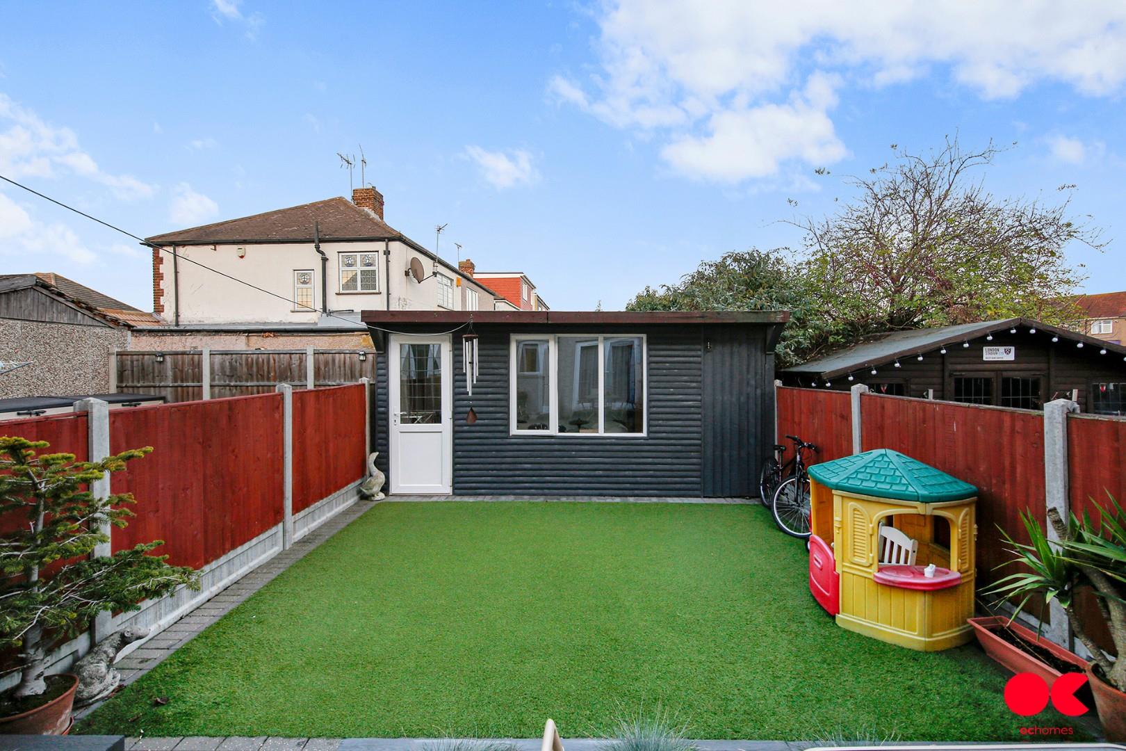 3 bed terraced house for sale in South Hall Drive, Rainham  - Property Image 4