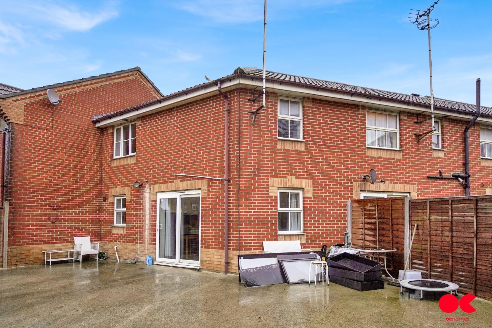 2 bed house to rent in Hyacinth Close, Ilford  - Property Image 18