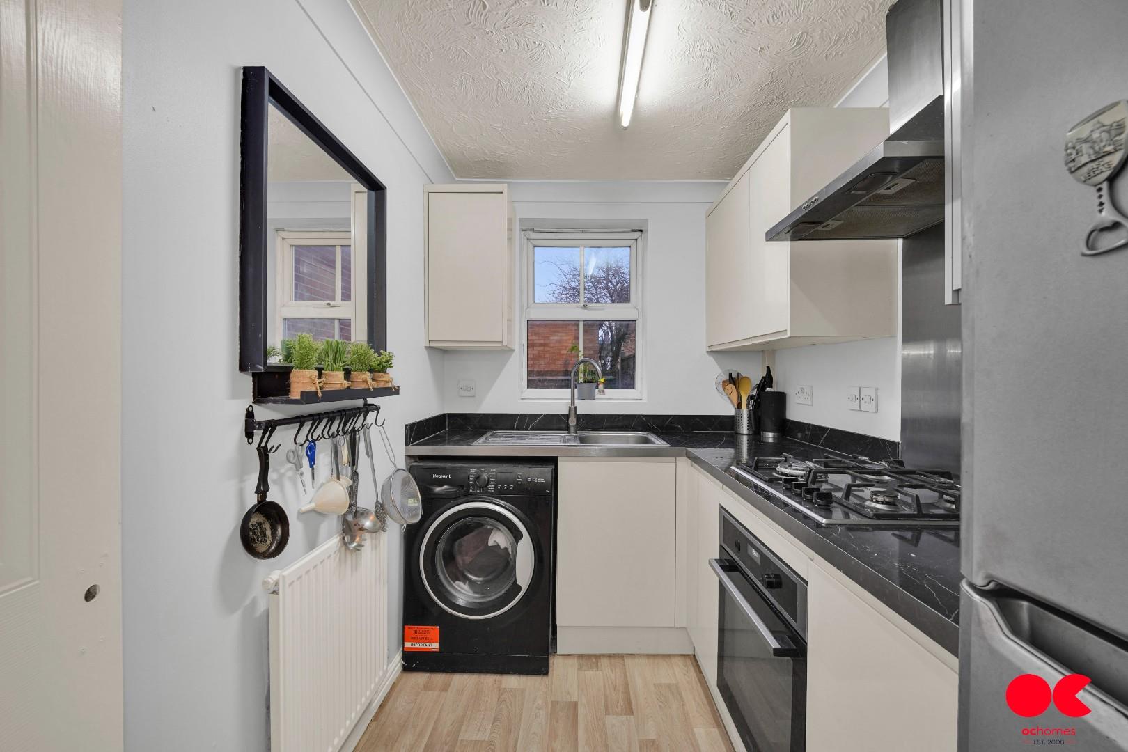 2 bed house to rent in Hyacinth Close, Ilford  - Property Image 8