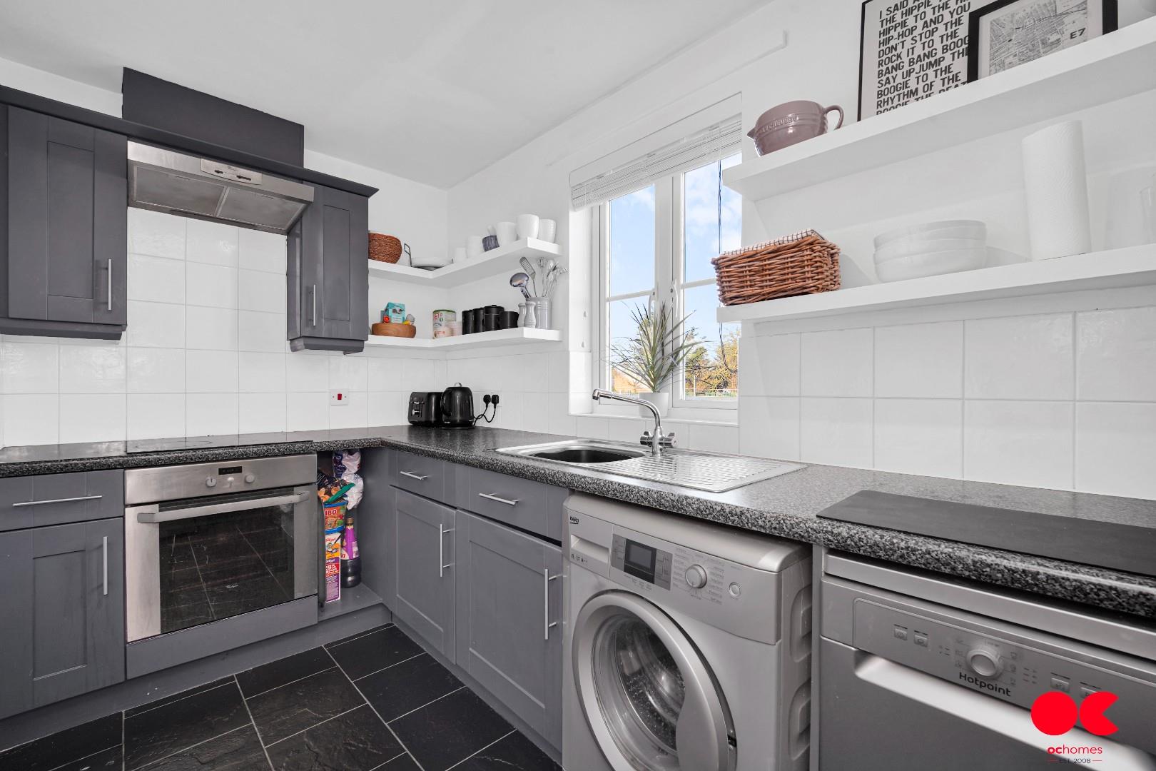 2 bed flat for sale in Kidman Close, Gidea Park  - Property Image 3