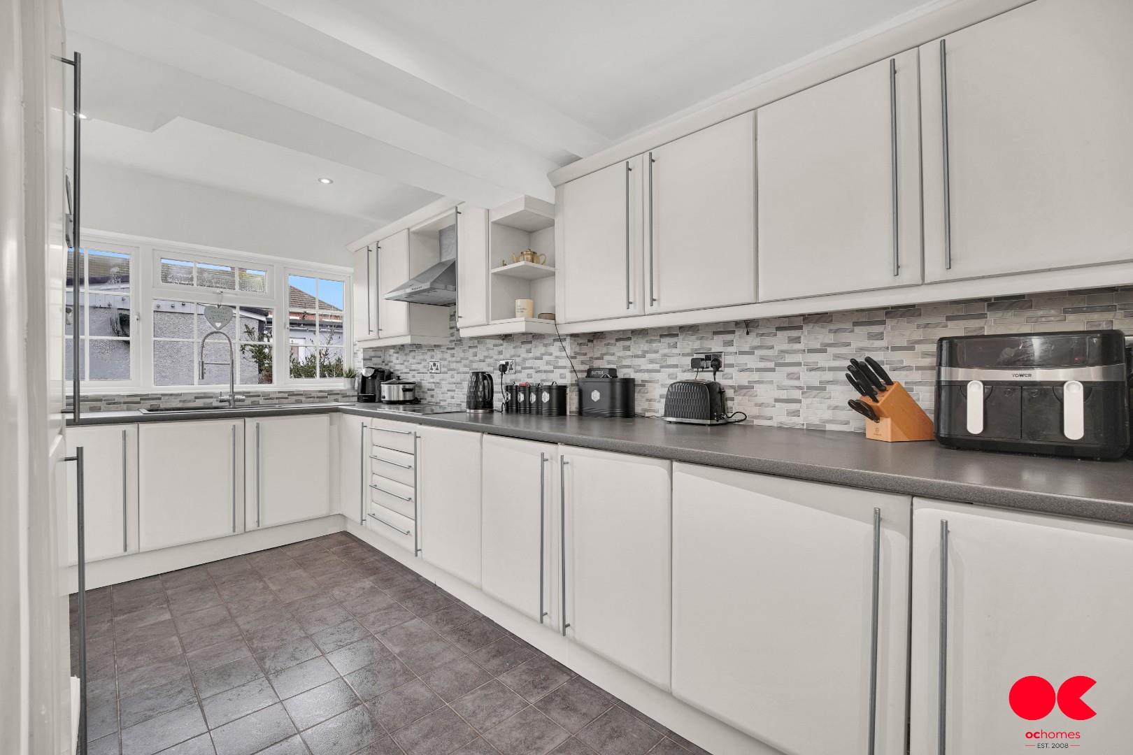 3 bed terraced house for sale in Mygrove Gardens, Rainham  - Property Image 3