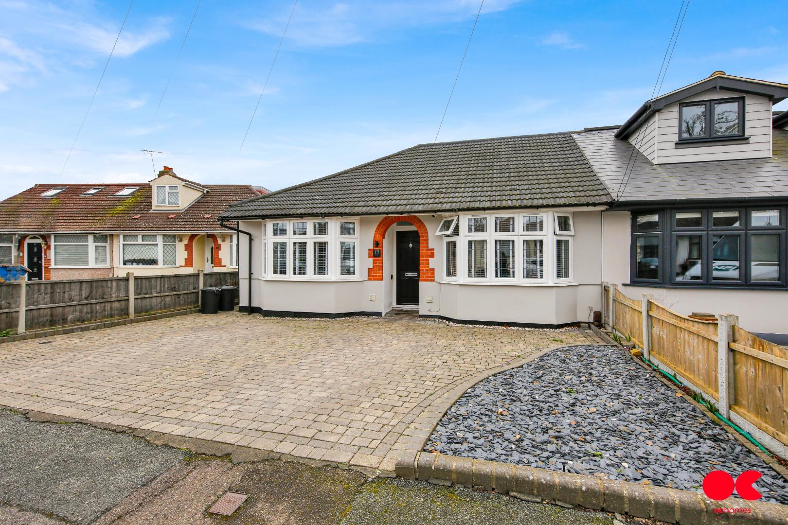 3 bed semi-detached bungalow for sale in Oak Glen, Hornchurch - Property Image 1