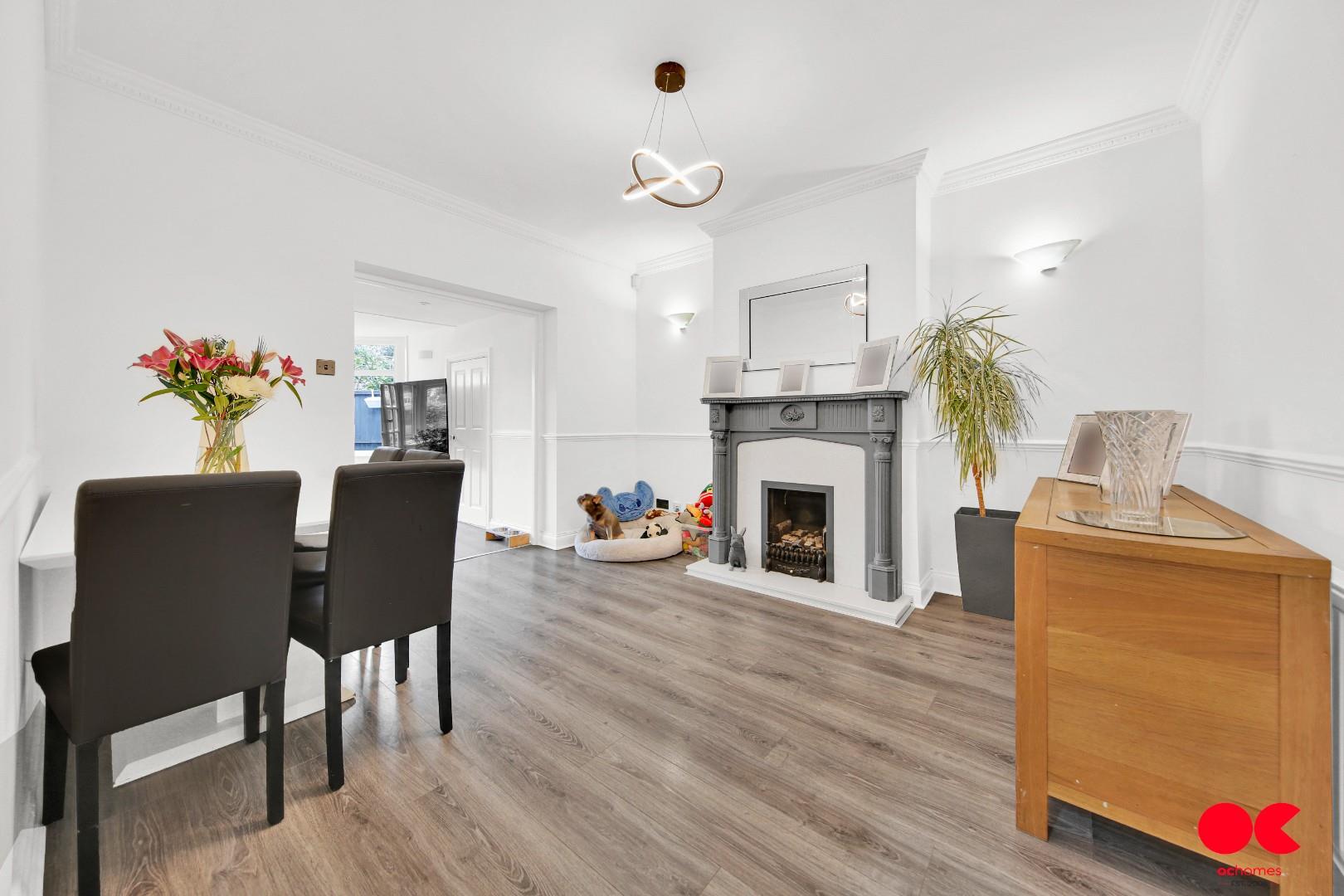 3 bed semi-detached bungalow for sale in Oak Glen, Hornchurch  - Property Image 2