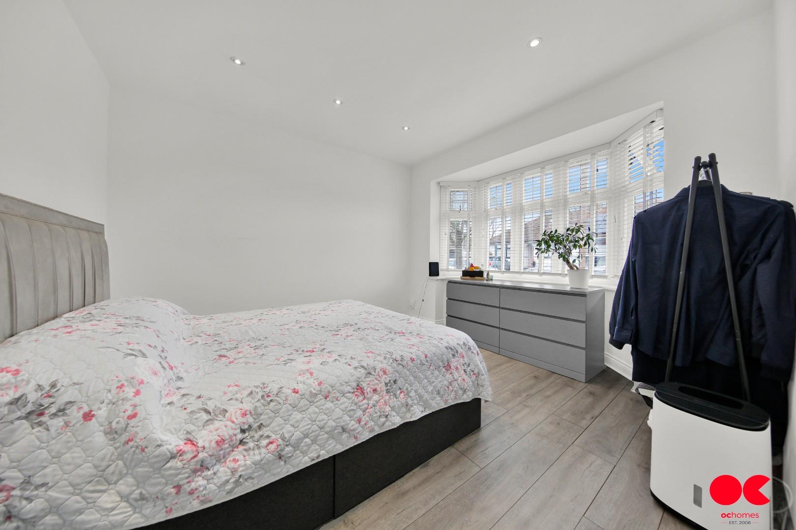 3 bed semi-detached bungalow for sale in Oak Glen, Hornchurch  - Property Image 7