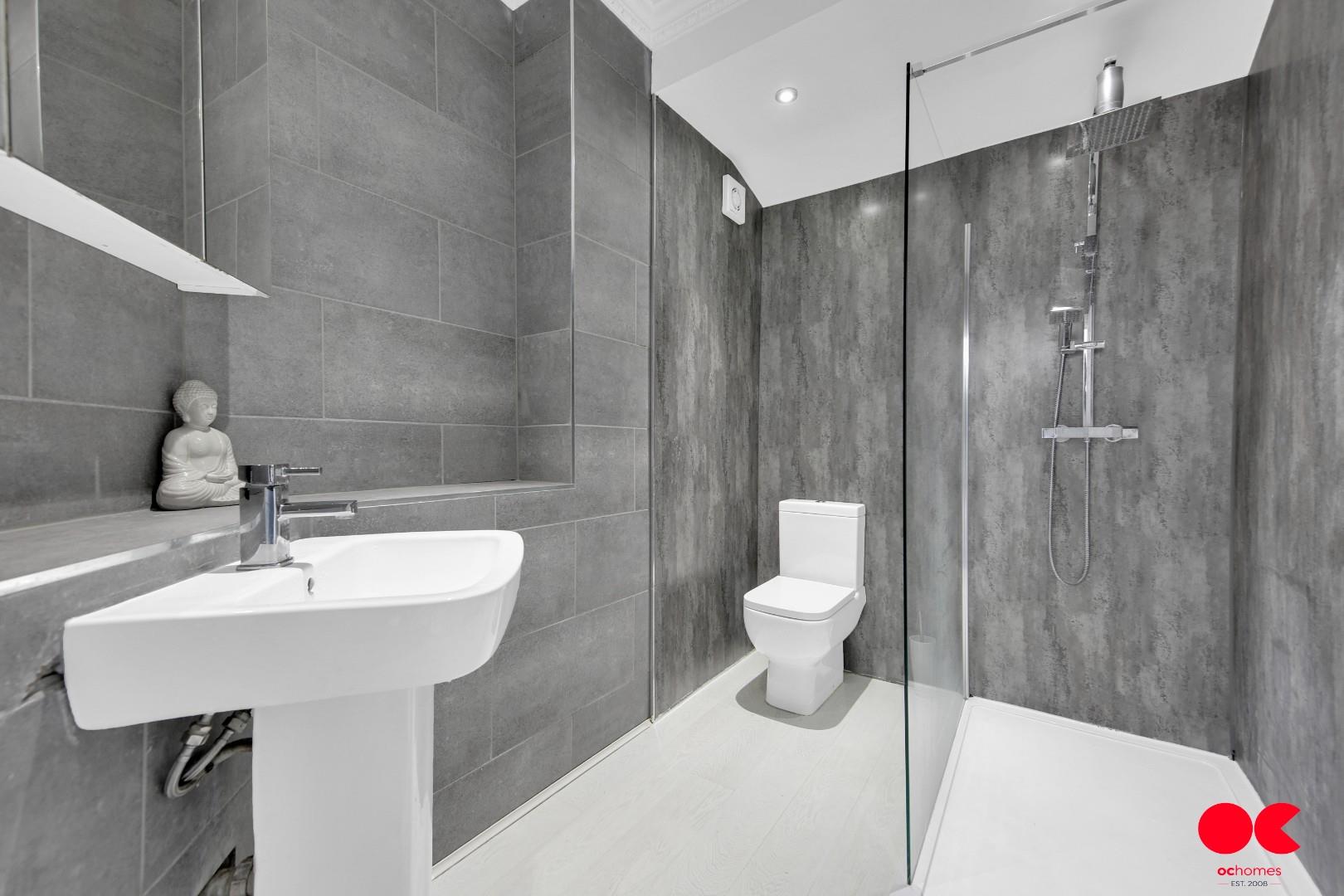 3 bed semi-detached bungalow for sale in Oak Glen, Hornchurch  - Property Image 4