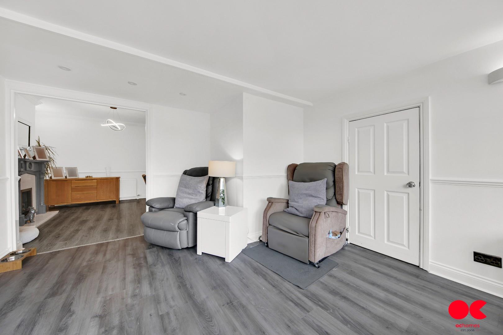 3 bed semi-detached bungalow for sale in Oak Glen, Hornchurch  - Property Image 13