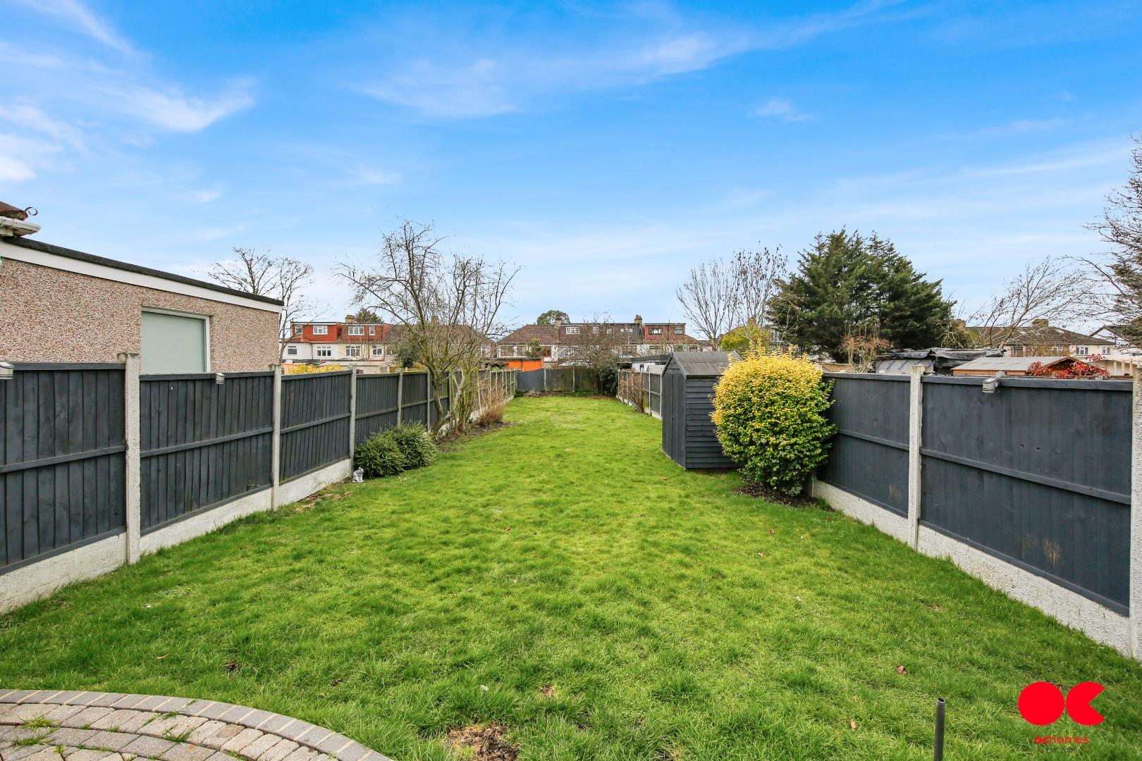 3 bed semi-detached bungalow for sale in Oak Glen, Hornchurch  - Property Image 6