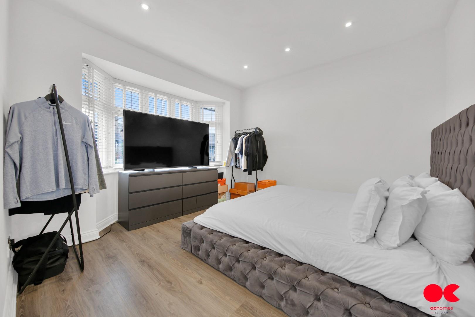 3 bed semi-detached bungalow for sale in Oak Glen, Hornchurch  - Property Image 8