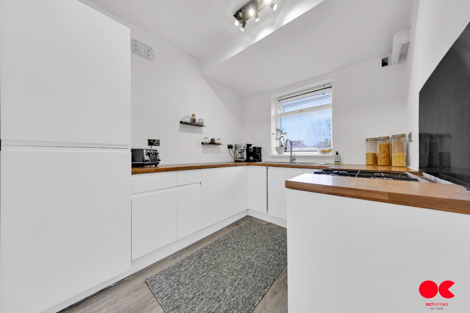 3 bed semi-detached bungalow for sale in Oak Glen, Hornchurch  - Property Image 3