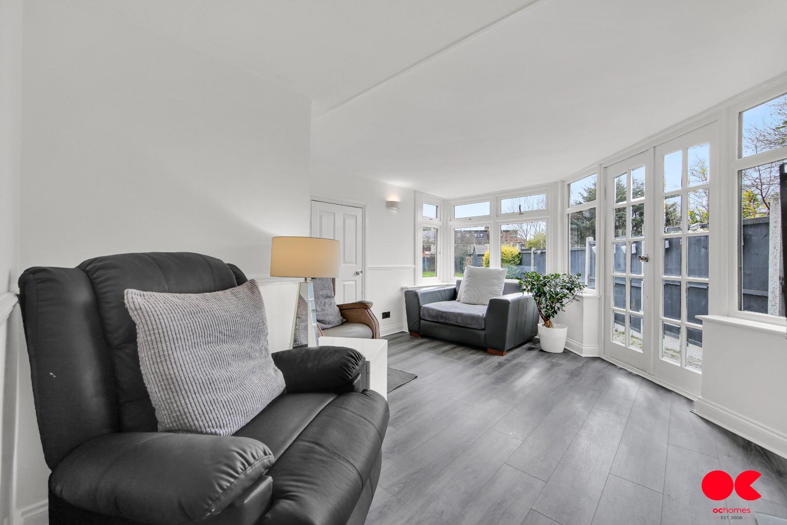 3 bed semi-detached bungalow for sale in Oak Glen, Hornchurch  - Property Image 5