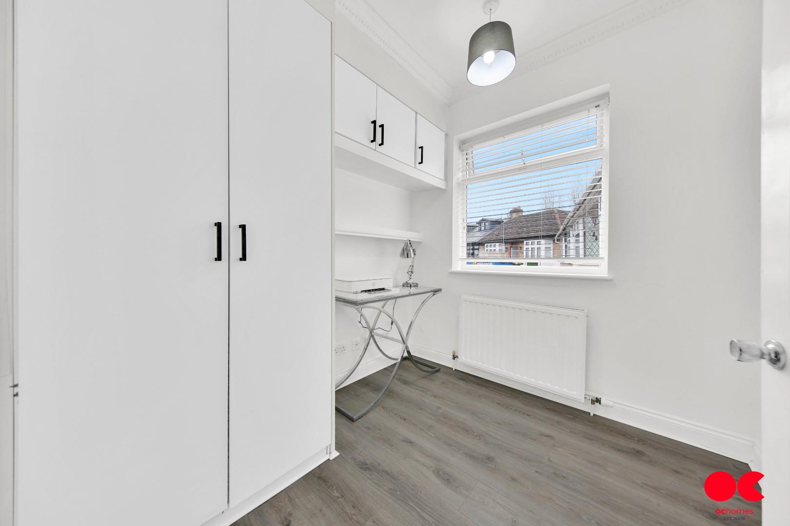 3 bed semi-detached bungalow for sale in Oak Glen, Hornchurch  - Property Image 9