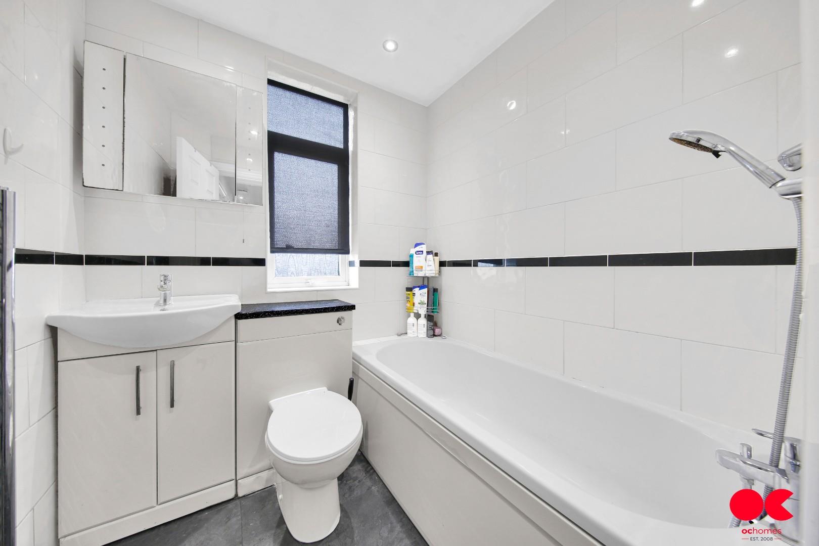 4 bed terraced house for sale in Glenwood Avenue, Rainham  - Property Image 6