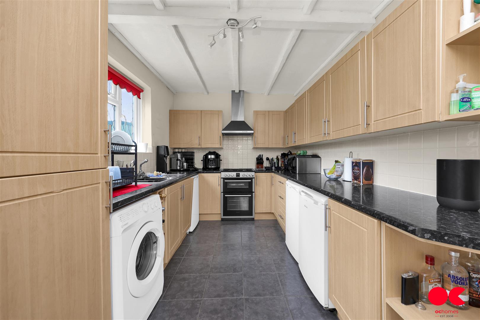 3 bed end of terrace house for sale in Colne Drive, Romford  - Property Image 3