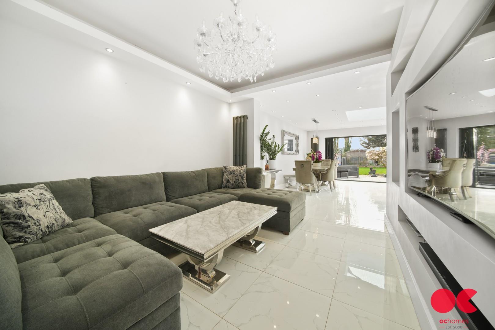 4 bed semi-detached house for sale in Balgores Lane, Gidea Park  - Property Image 3