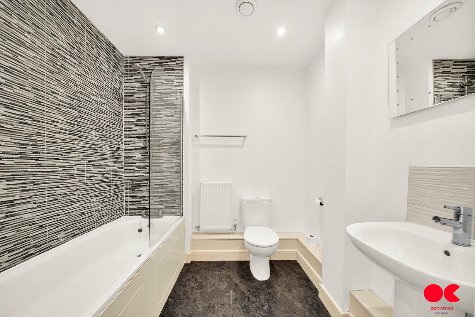 2 bed flat for sale in Maxwell Road, Romford  - Property Image 5