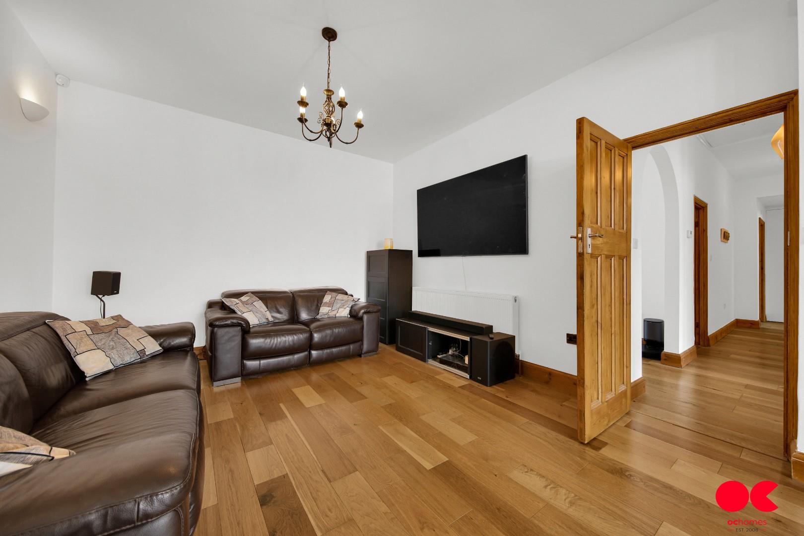 4 bed semi-detached bungalow for sale in Brownlea Gardens, Seven Kings  - Property Image 5