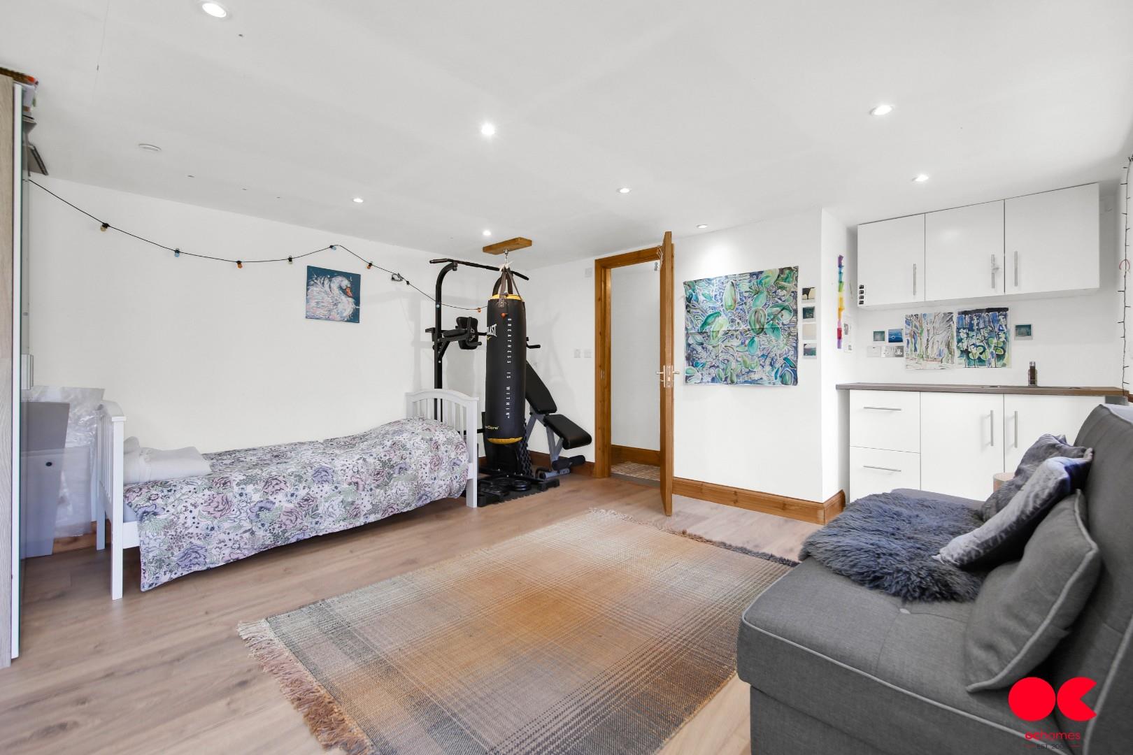 4 bed semi-detached bungalow for sale in Brownlea Gardens, Seven Kings  - Property Image 43