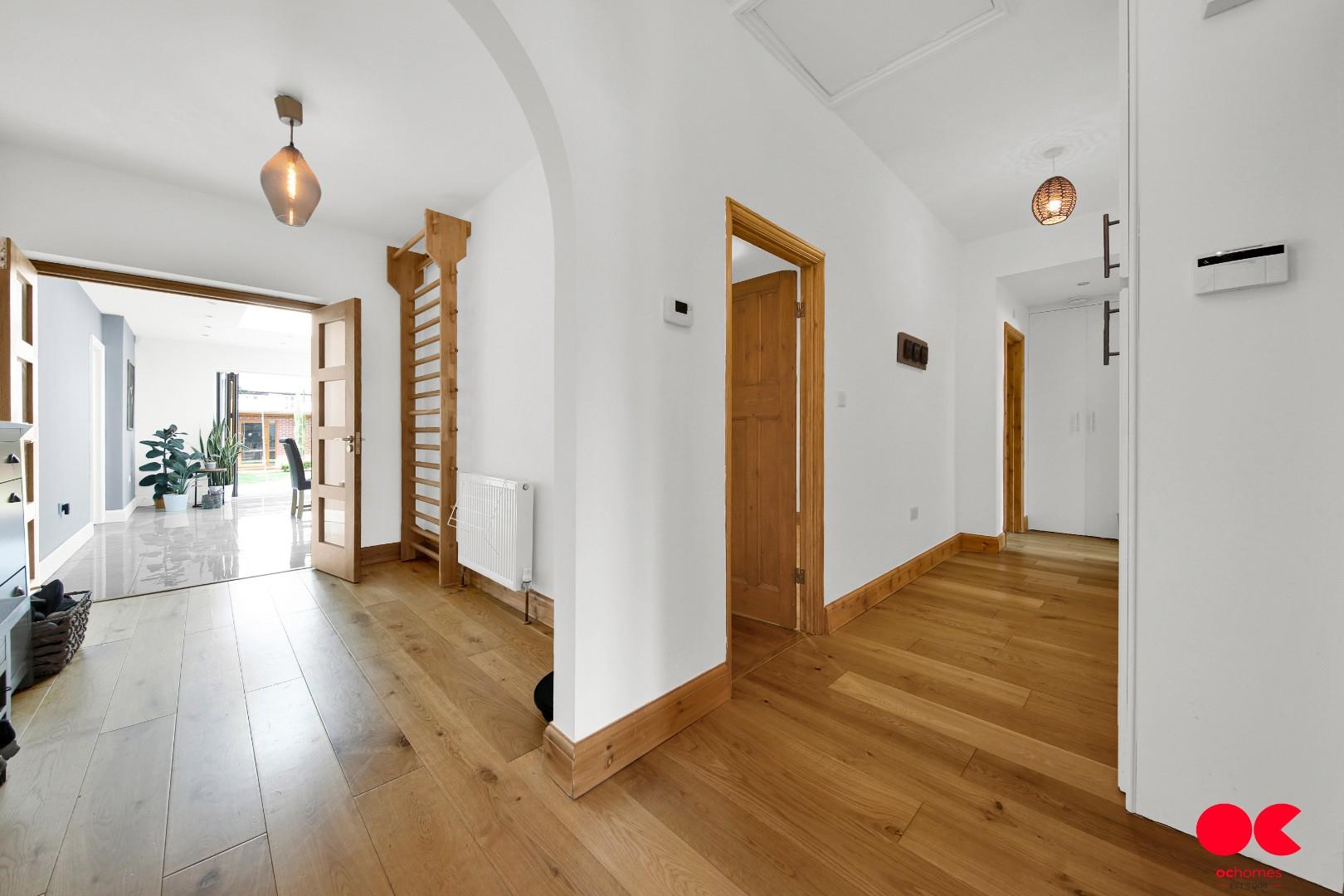 4 bed semi-detached bungalow for sale in Brownlea Gardens, Seven Kings  - Property Image 31