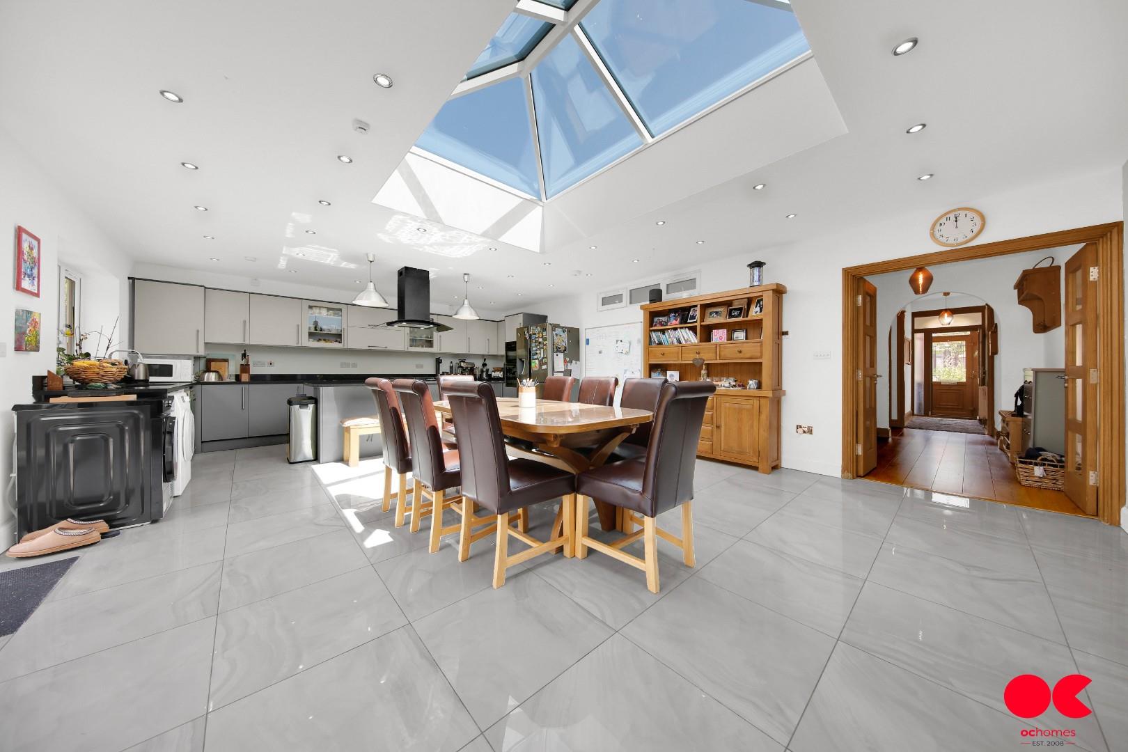 4 bed semi-detached bungalow for sale in Brownlea Gardens, Seven Kings  - Property Image 15