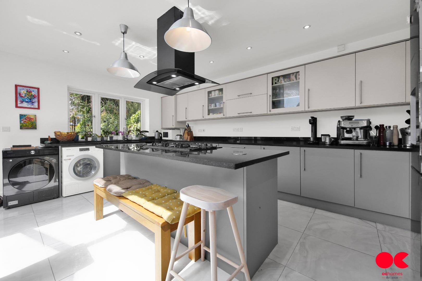 4 bed semi-detached bungalow for sale in Brownlea Gardens, Seven Kings  - Property Image 4
