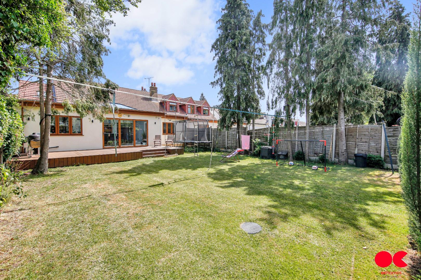 4 bed semi-detached bungalow for sale in Brownlea Gardens, Seven Kings  - Property Image 39