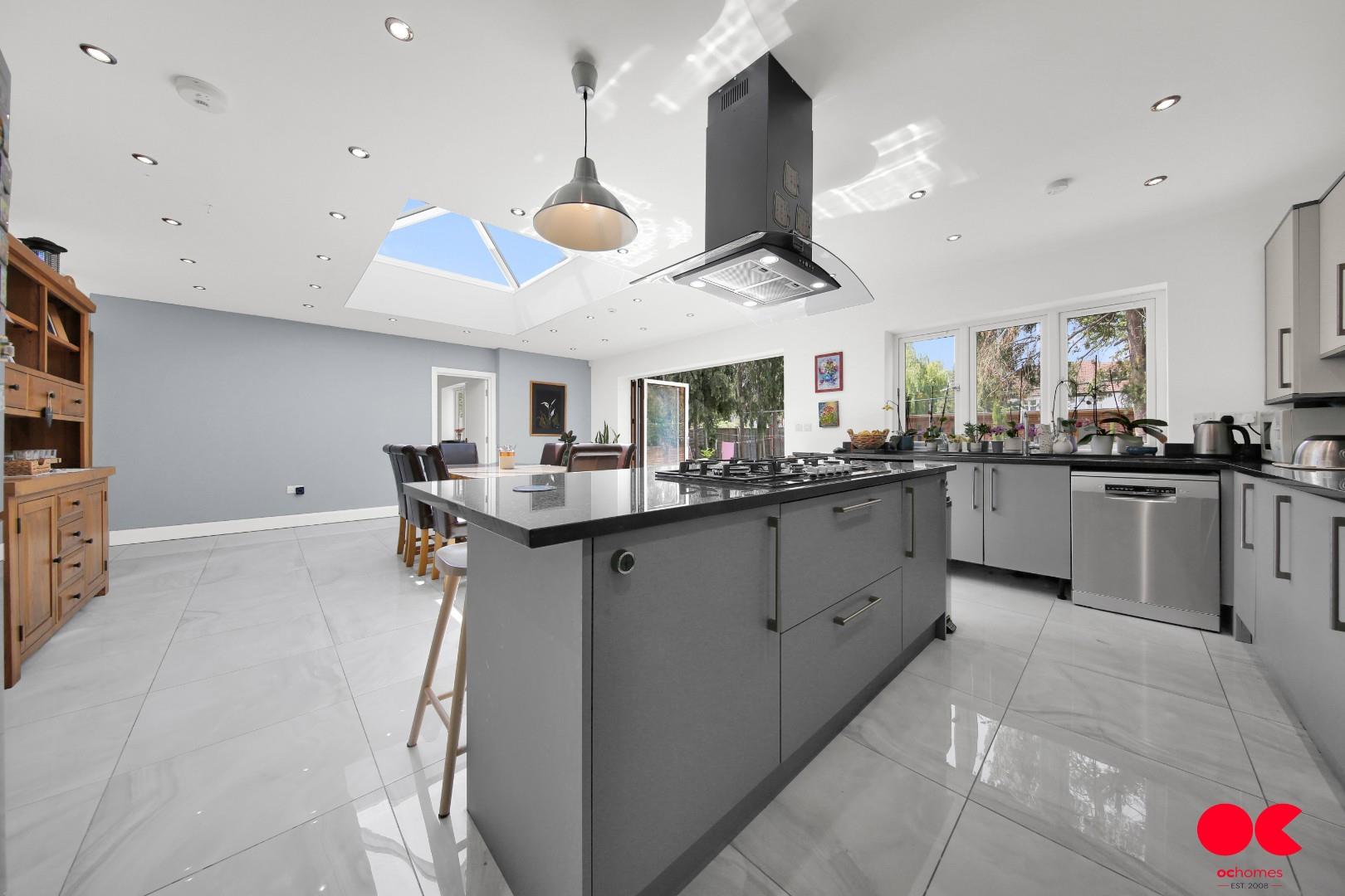 4 bed semi-detached bungalow for sale in Brownlea Gardens, Seven Kings  - Property Image 17