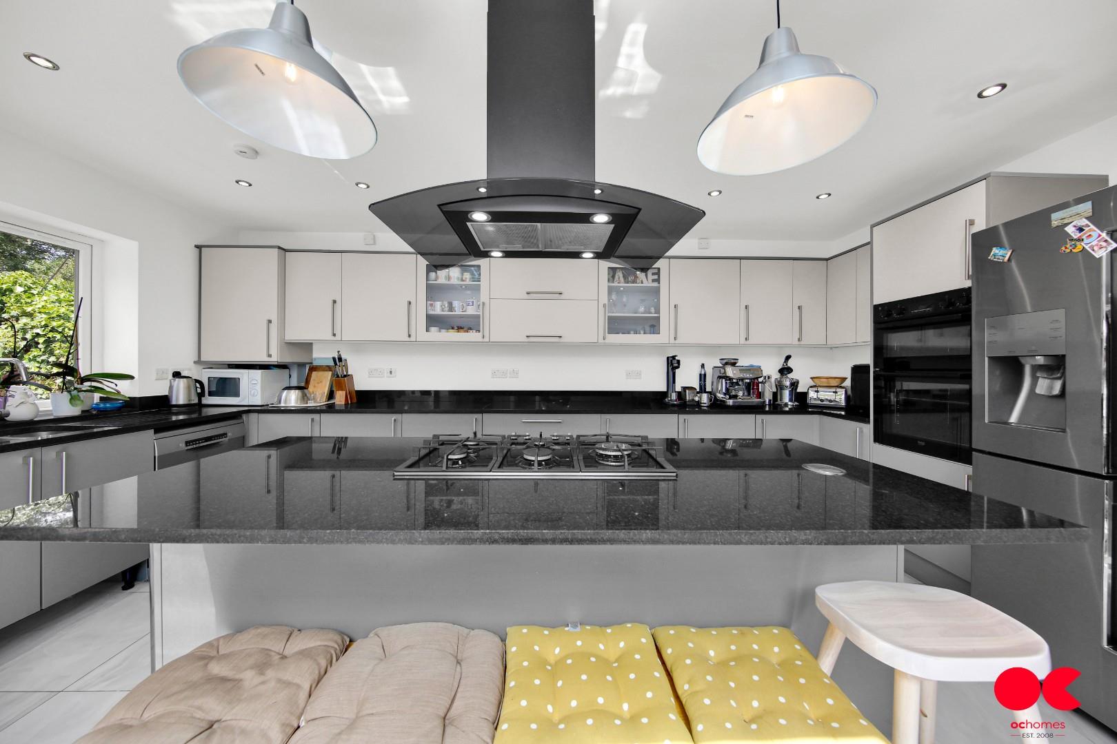 4 bed semi-detached bungalow for sale in Brownlea Gardens, Seven Kings  - Property Image 20