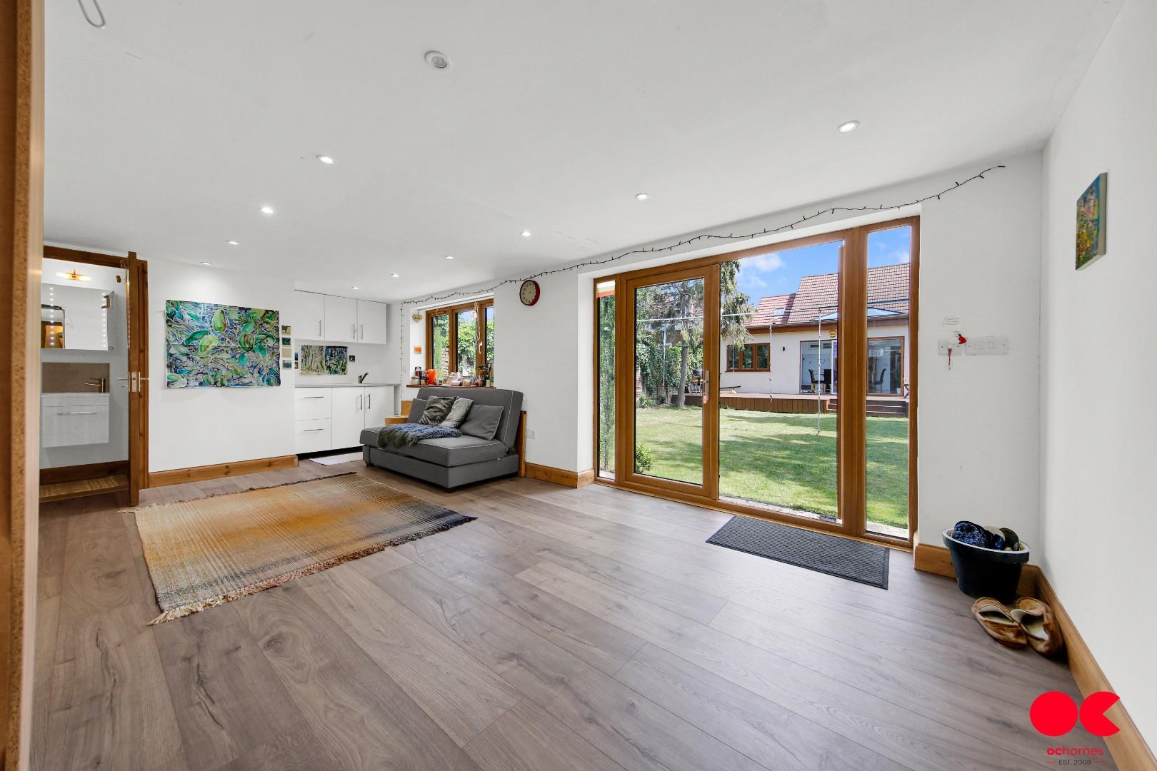 4 bed semi-detached bungalow for sale in Brownlea Gardens, Seven Kings  - Property Image 6