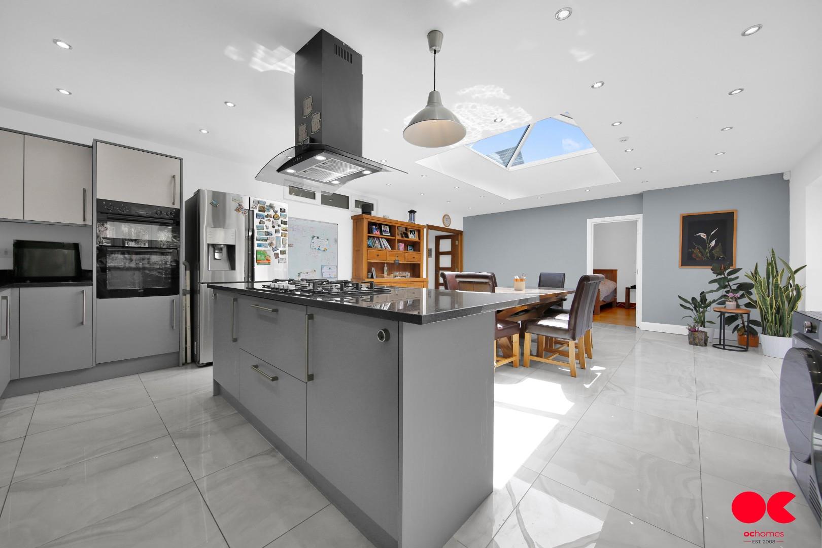 4 bed semi-detached bungalow for sale in Brownlea Gardens, Seven Kings  - Property Image 21