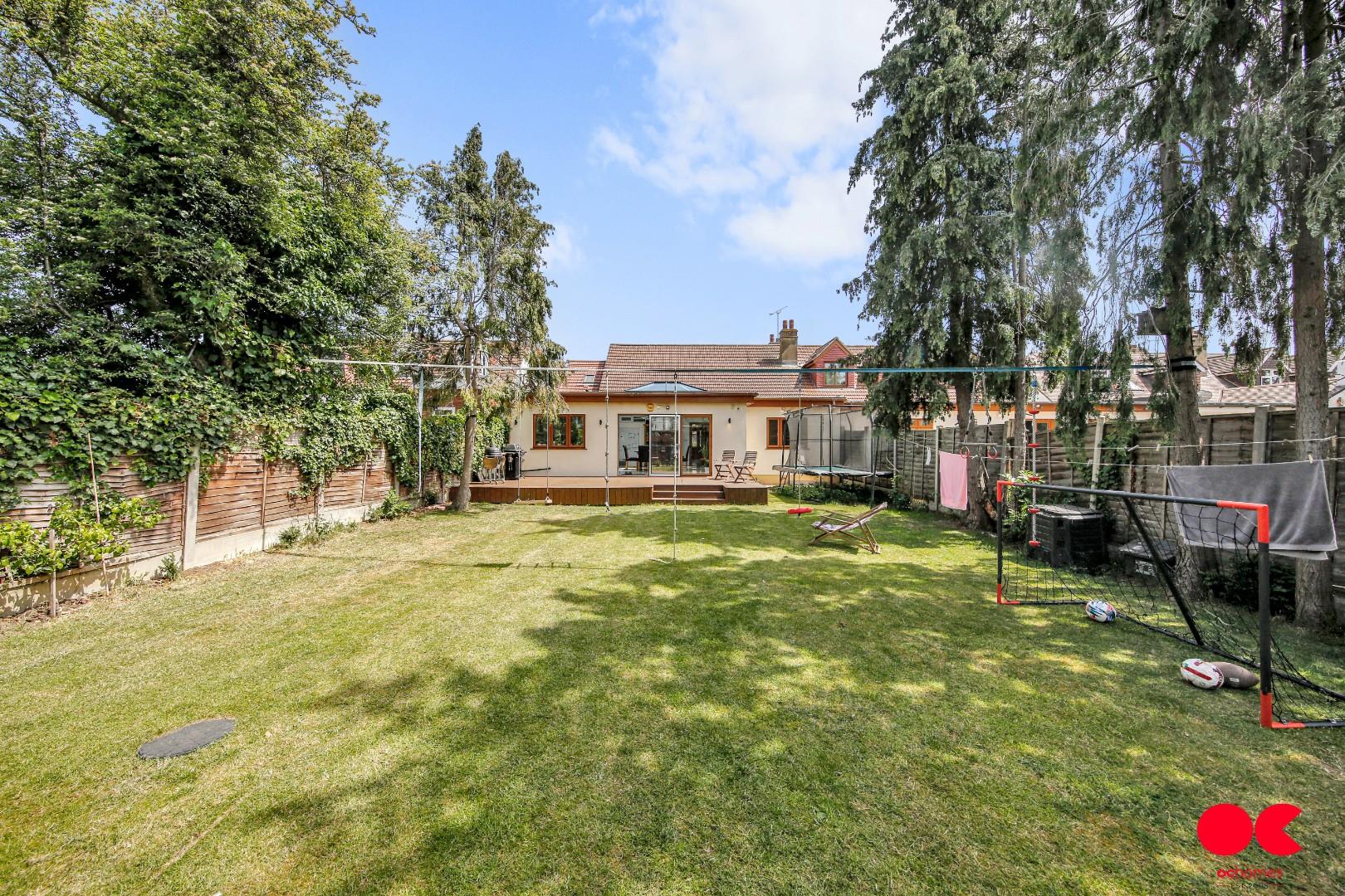 4 bed semi-detached bungalow for sale in Brownlea Gardens, Seven Kings  - Property Image 7