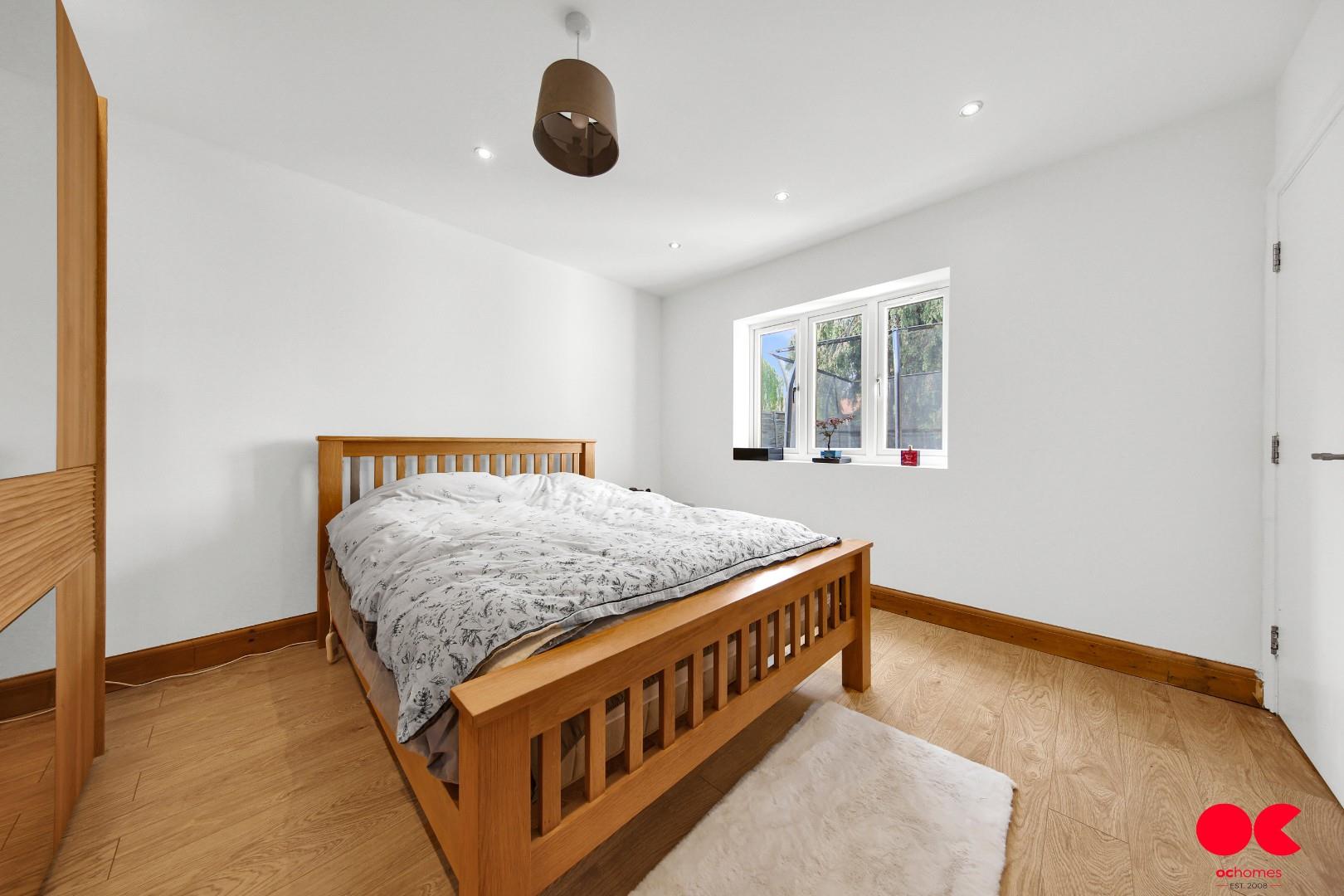 4 bed semi-detached bungalow for sale in Brownlea Gardens, Seven Kings  - Property Image 9