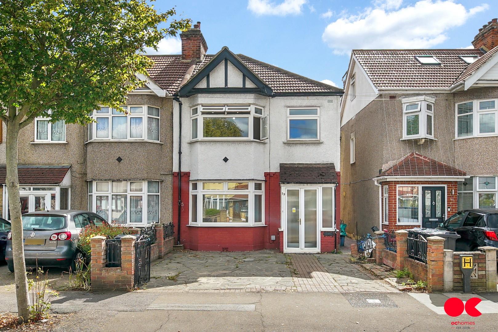 3 bed end of terrace house to rent in Fremantle Road, Barkingside  - Property Image 3