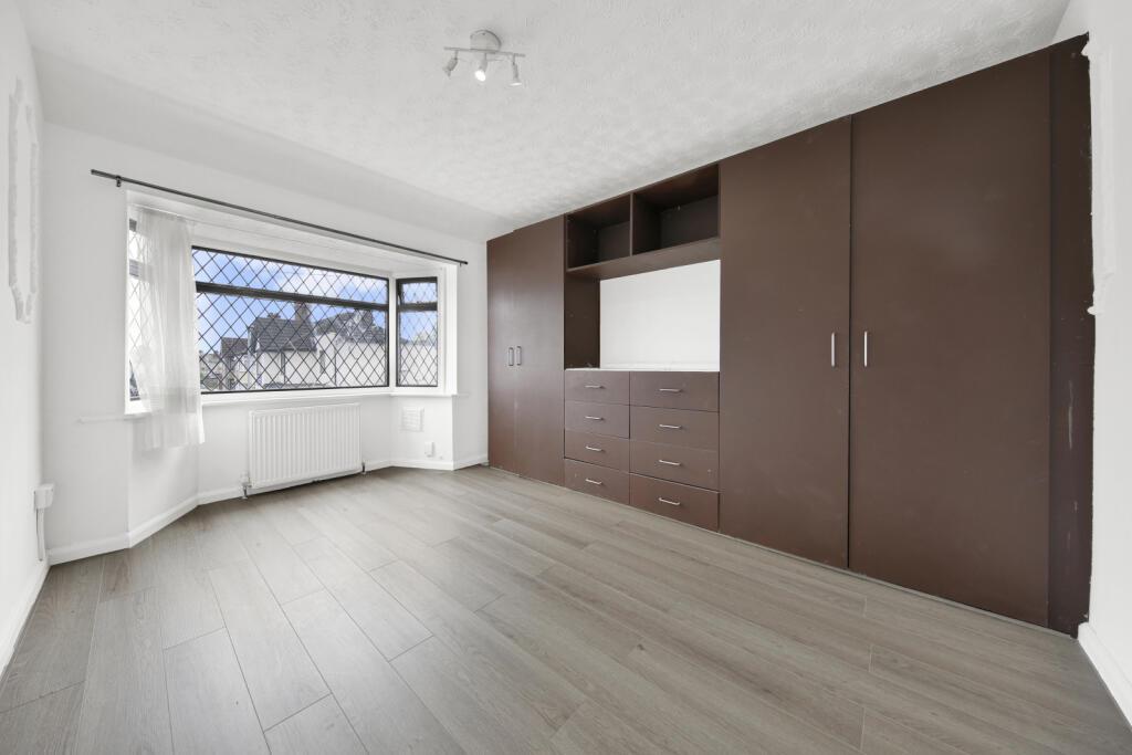 3 bed terraced house to rent in Crosby Road, Dagenham  - Property Image 3