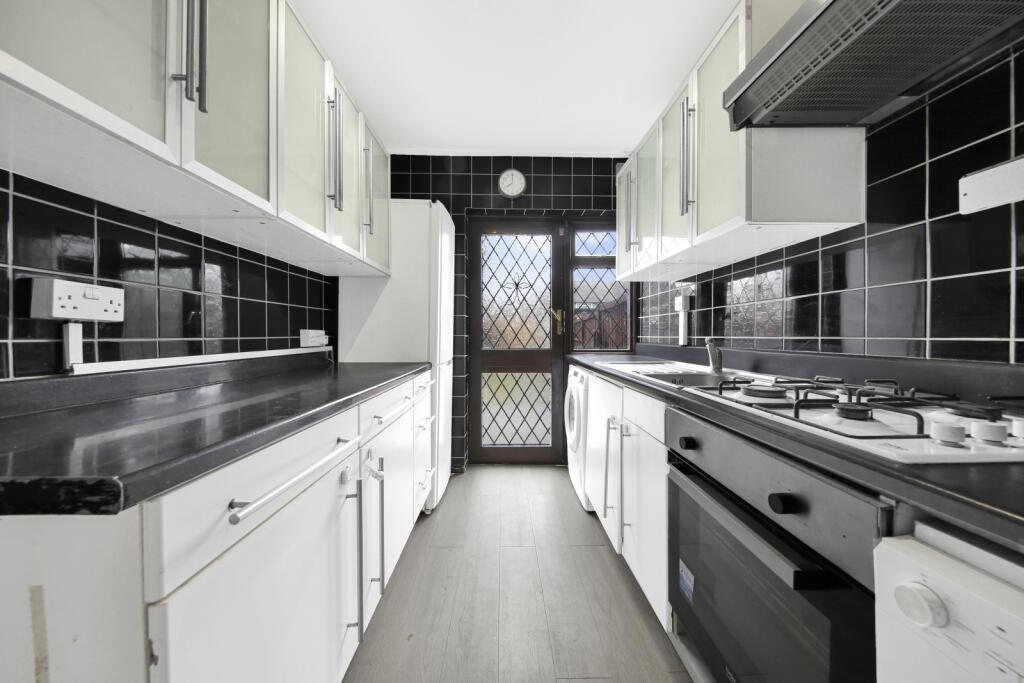 3 bed terraced house to rent in Crosby Road, Dagenham  - Property Image 2