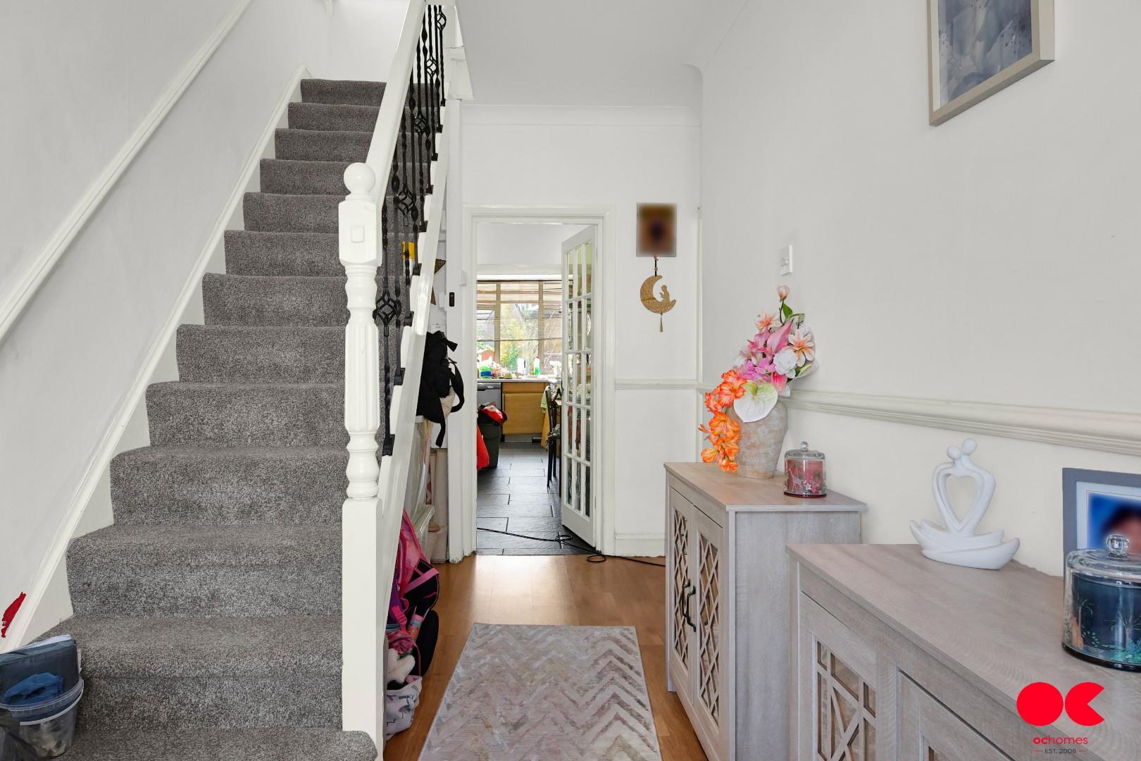 3 bed end of terrace house for sale in Stradbroke Grove, Ilford  - Property Image 3