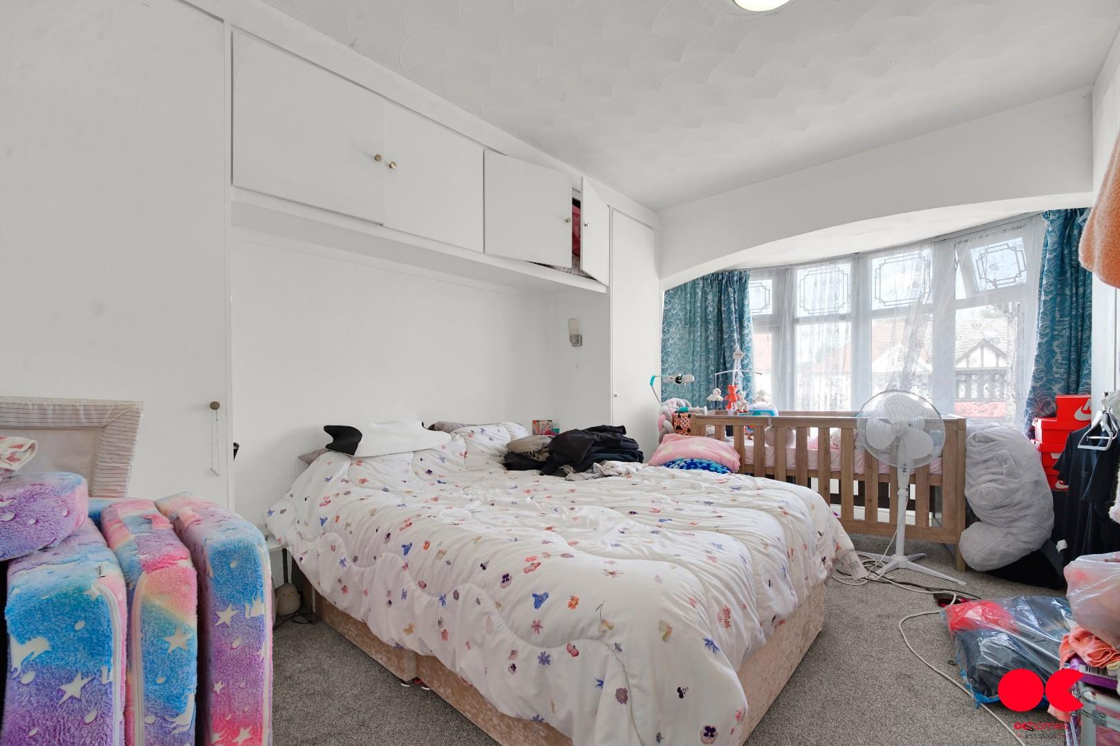 3 bed end of terrace house for sale in Stradbroke Grove, Ilford  - Property Image 4