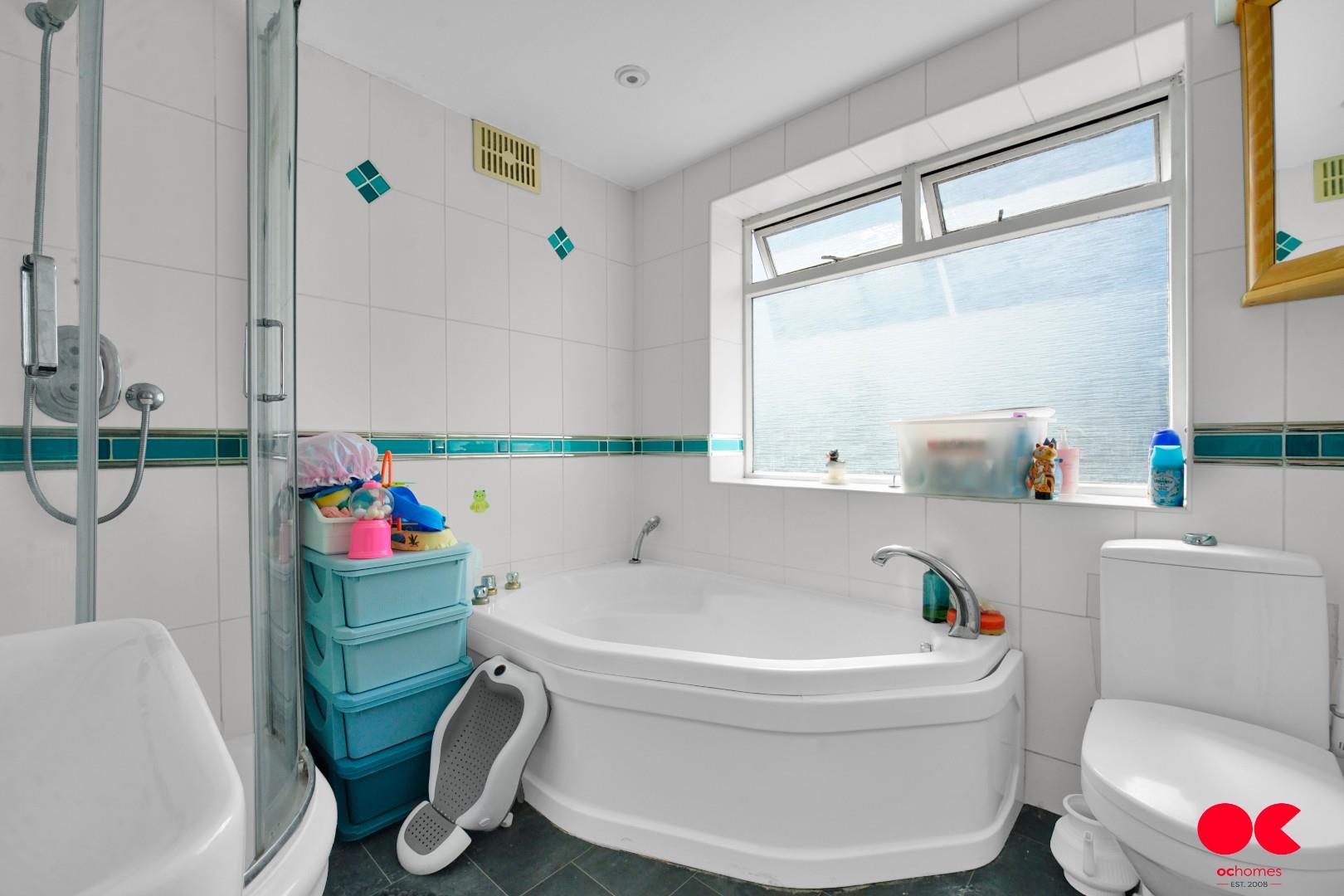 3 bed end of terrace house for sale in Stradbroke Grove, Ilford  - Property Image 11
