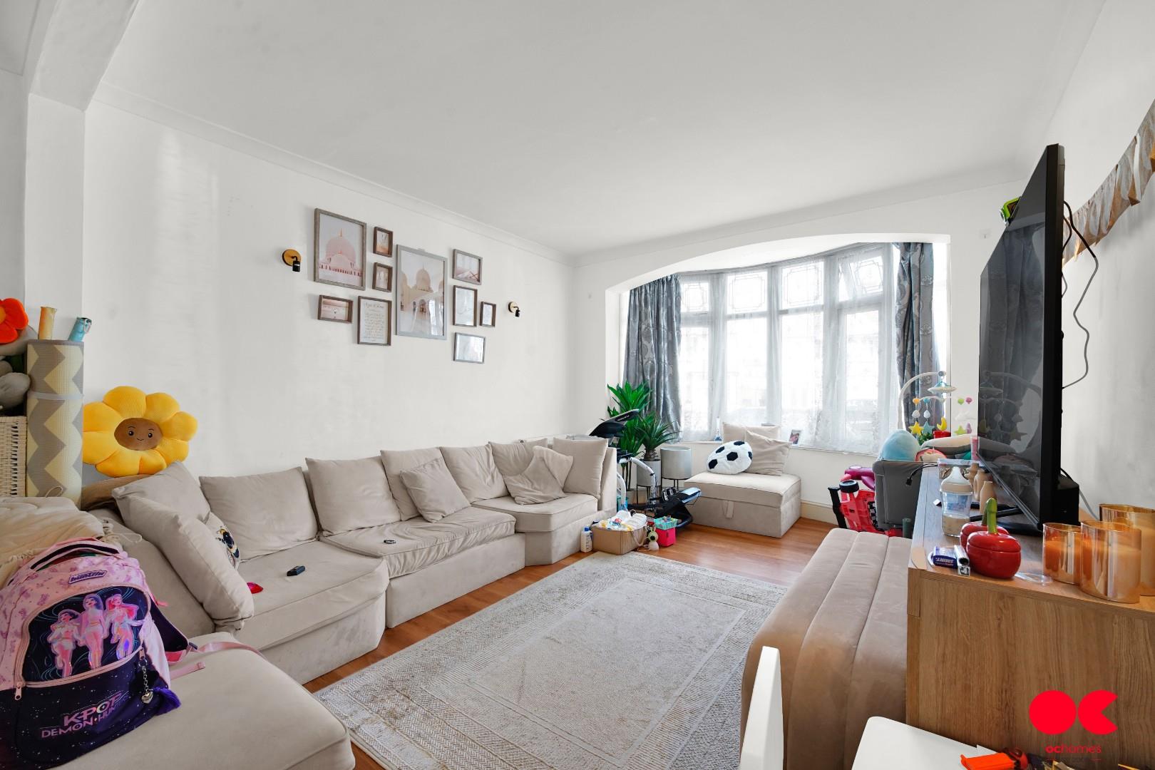 3 bed end of terrace house for sale in Stradbroke Grove, Ilford  - Property Image 2